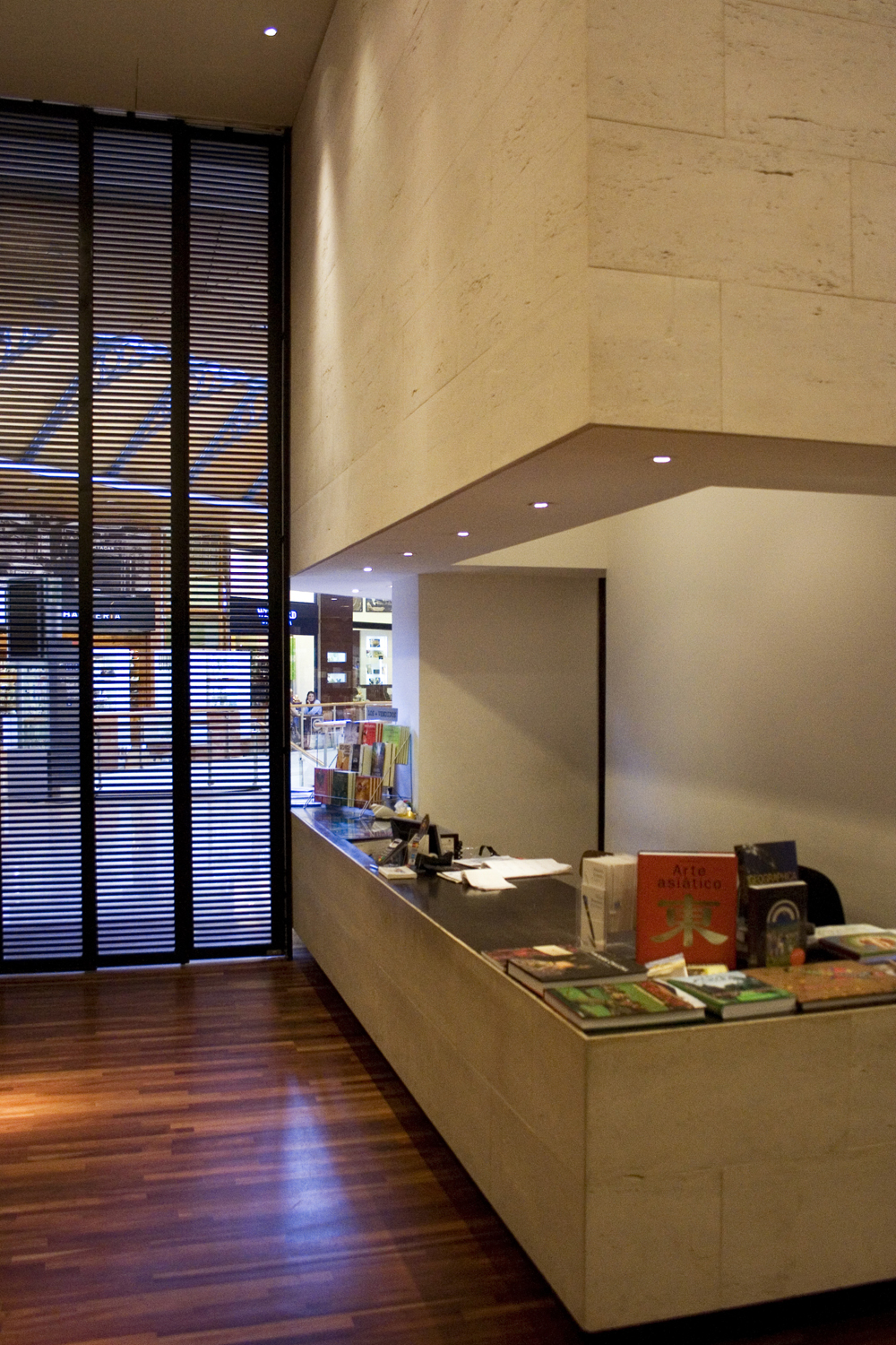 Contrapunto Bookshop / Lipthay + Cohn + Contenla