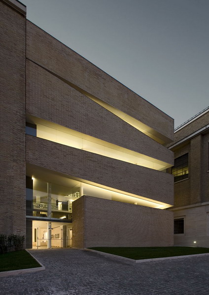 Lateran University Library / King Roselli Architetti