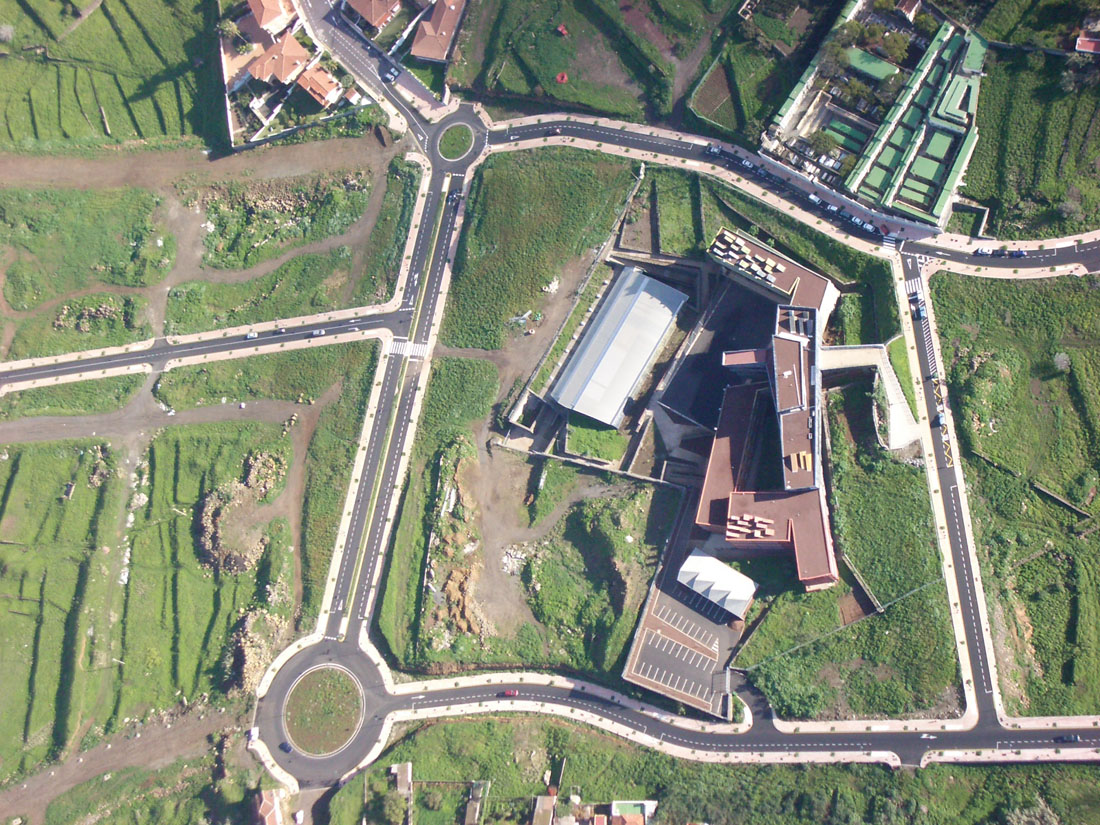 Rafael Arozarena High School / Felipe Artengo, Fernando Menis, José Maria Rodriguez Pastrana