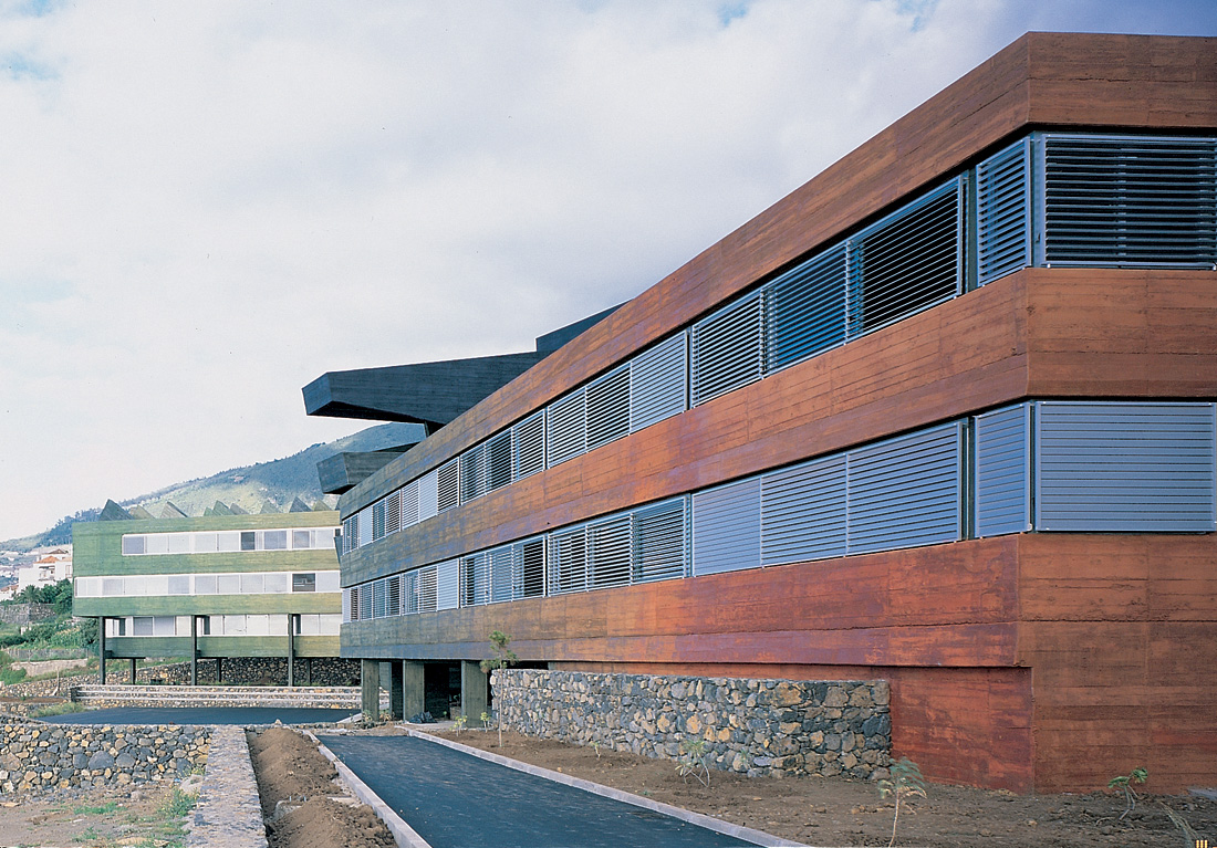 Rafael Arozarena High School / Felipe Artengo, Fernando Menis, José Maria Rodriguez Pastrana