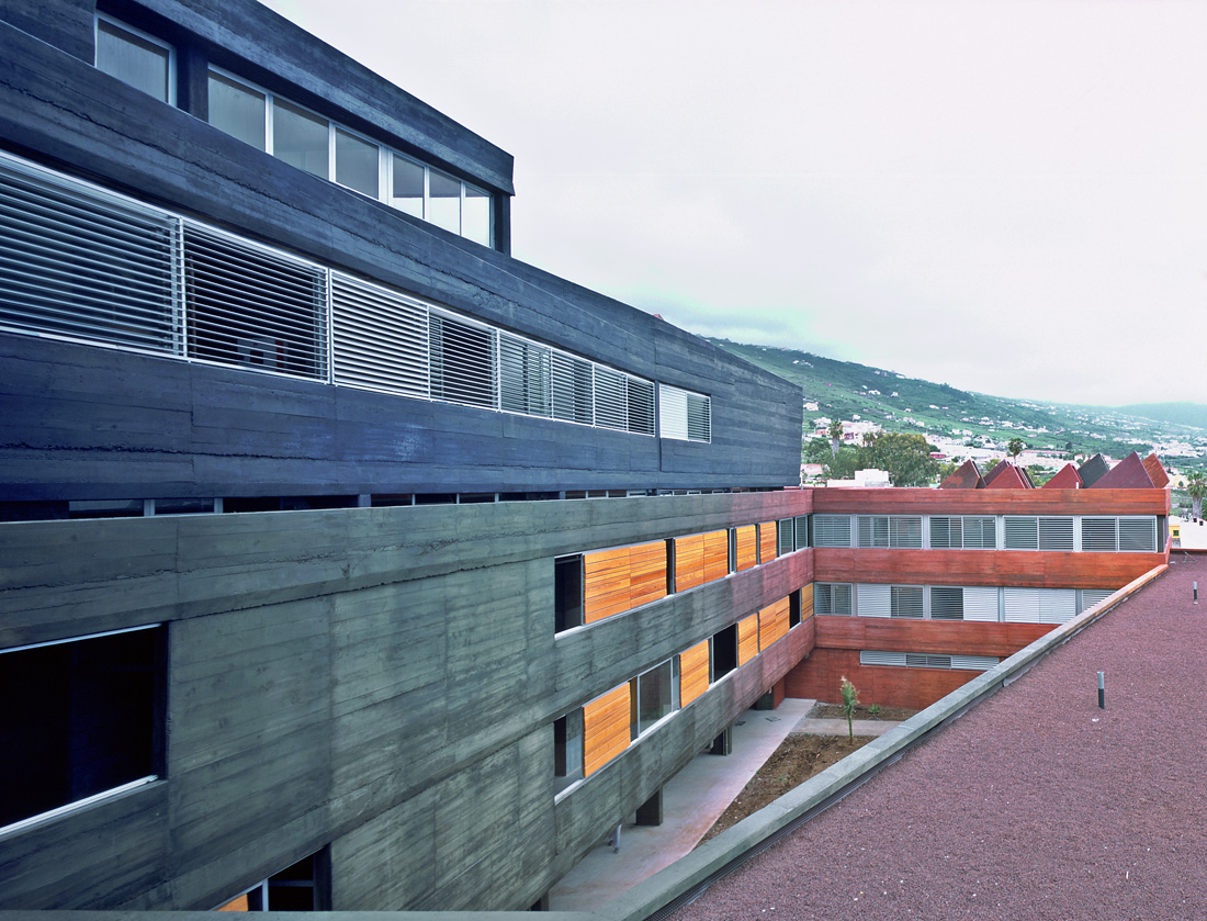 Rafael Arozarena High School / Felipe Artengo, Fernando Menis, José Maria Rodriguez Pastrana