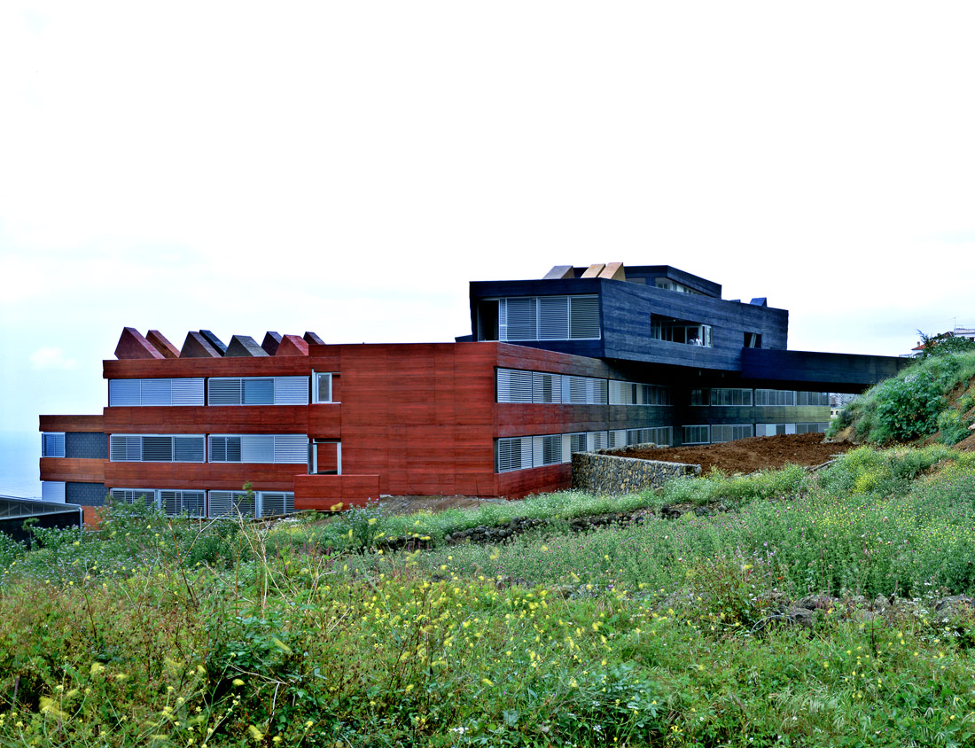 Rafael Arozarena High School / Felipe Artengo, Fernando Menis, José Maria Rodriguez Pastrana