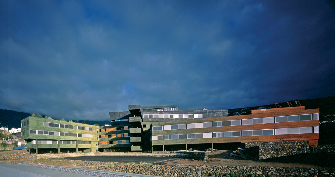 Rafael Arozarena High School / Felipe Artengo, Fernando Menis, José Maria Rodriguez Pastrana