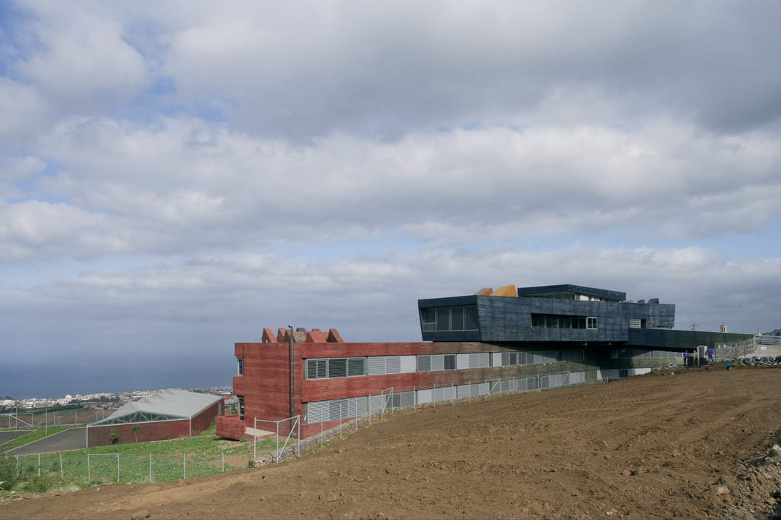 Rafael Arozarena High School / Felipe Artengo, Fernando Menis, José Maria Rodriguez Pastrana