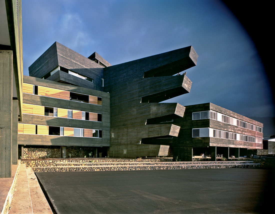 Rafael Arozarena High School / Felipe Artengo, Fernando Menis, José Maria Rodriguez Pastrana