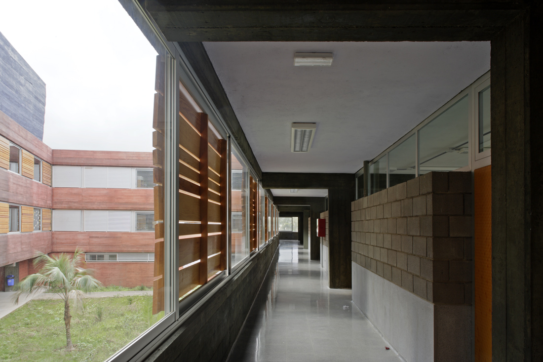Rafael Arozarena High School / Felipe Artengo, Fernando Menis, José Maria Rodriguez Pastrana