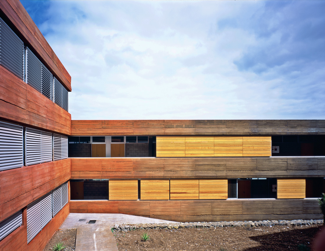 Rafael Arozarena High School / Felipe Artengo, Fernando Menis, José Maria Rodriguez Pastrana