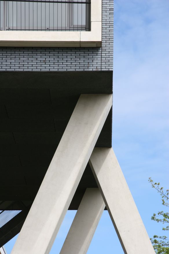 1846956784_plussenburgh-detailopname-v-kolommen 1846956784_plussenburgh-detailopname-v-kolommen