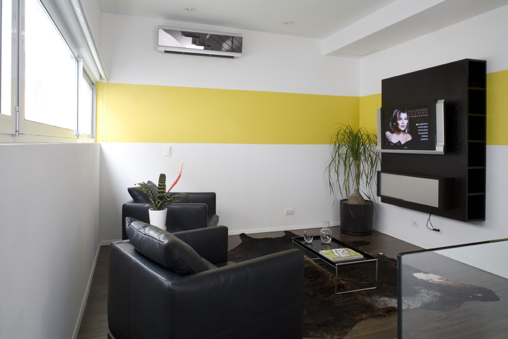 2136675754_tvroomlr 2136675754_tvroomlr