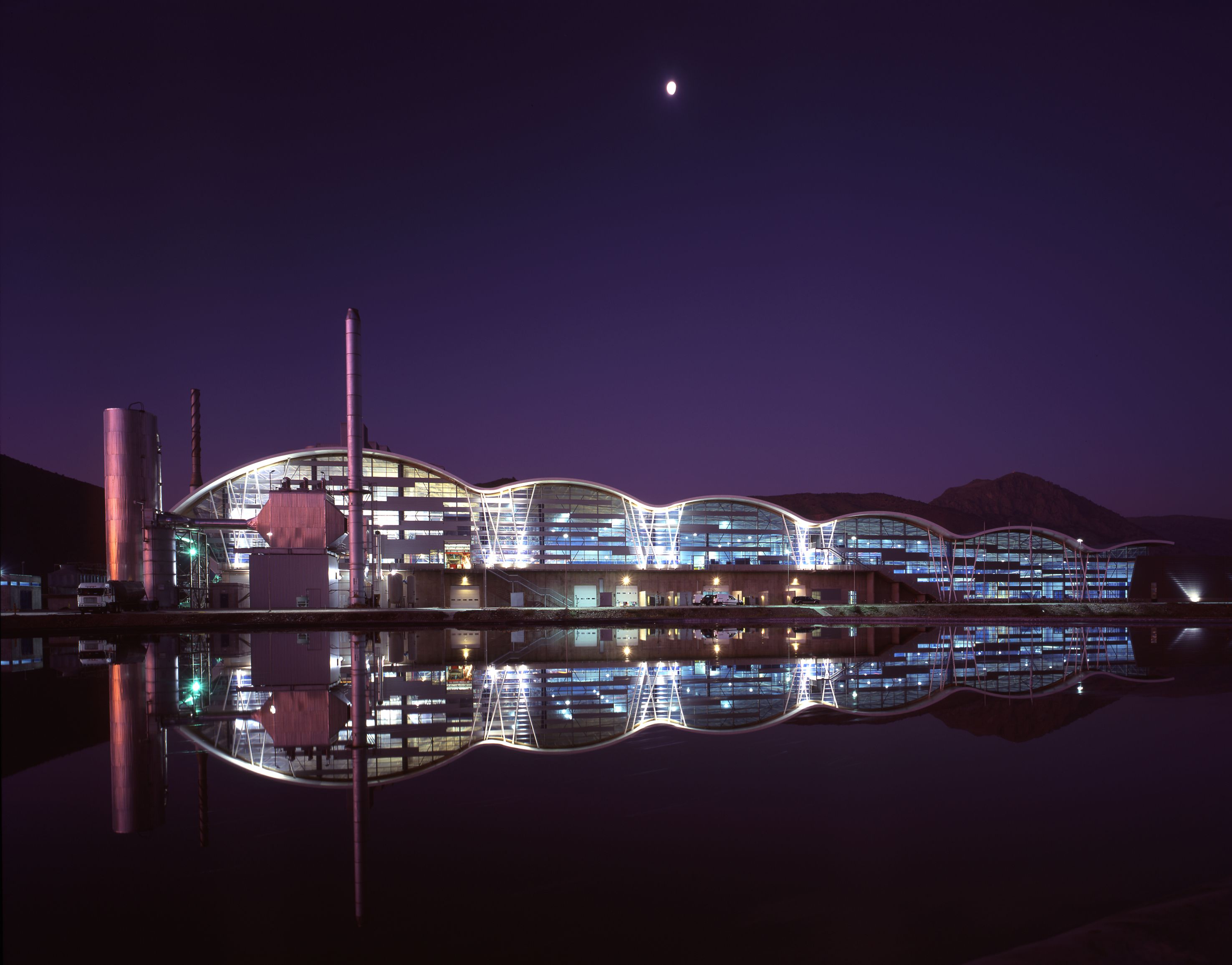 Glass bottling Plant Cristalchile / Guillermo Hevia