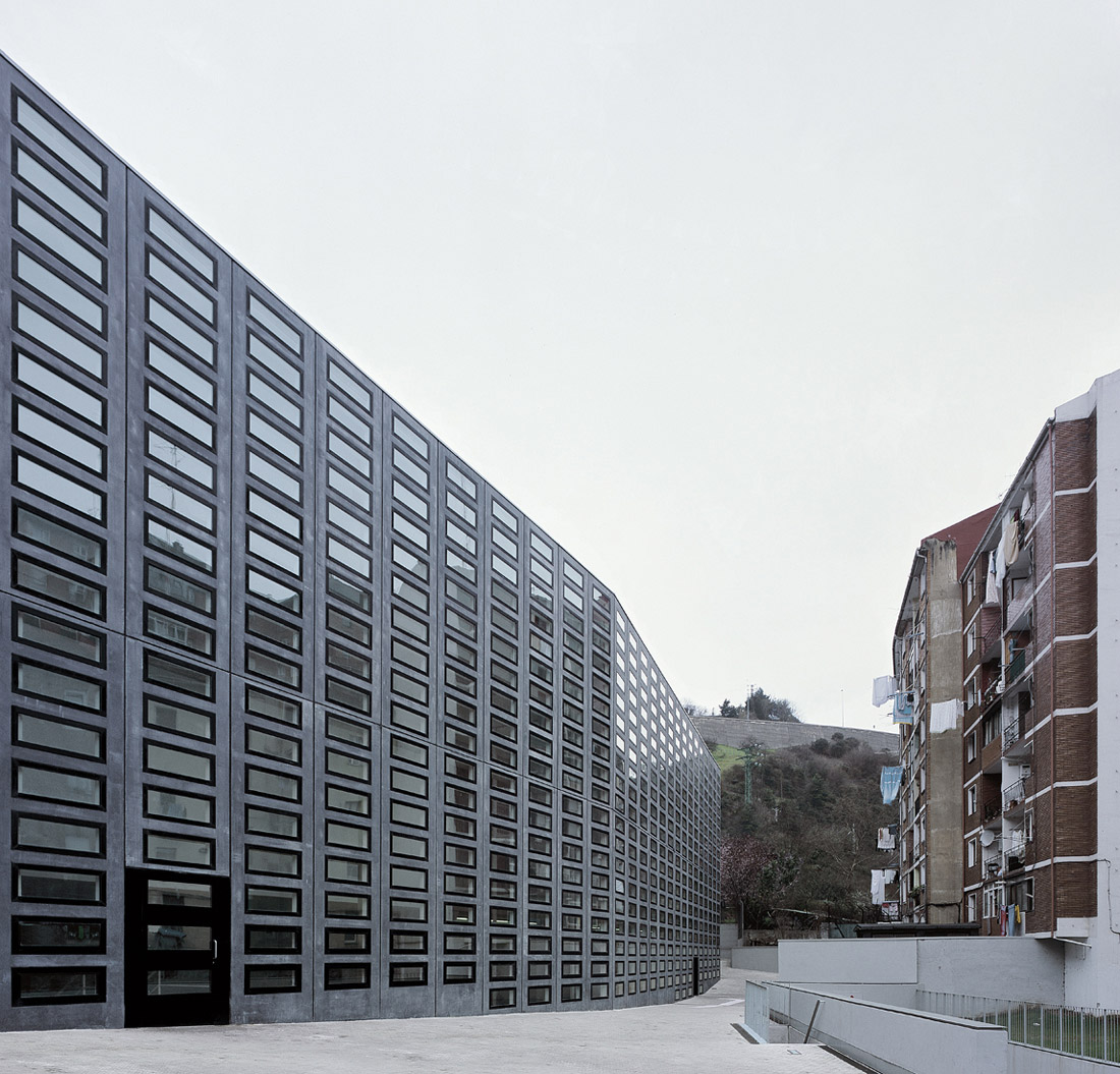 La Peña Multi-Sport Pavillion / Coll-Barreu Arquitectos