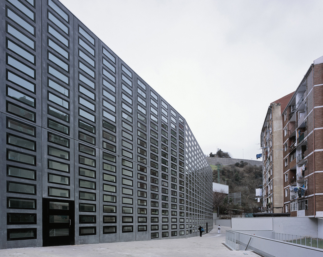 La Peña Multi-Sport Pavillion / Coll-Barreu Arquitectos