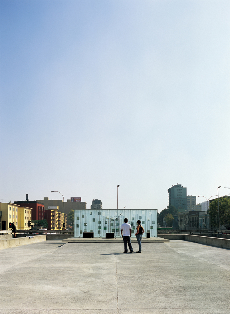 Women in the Memory Monument / oficina de arquitectura