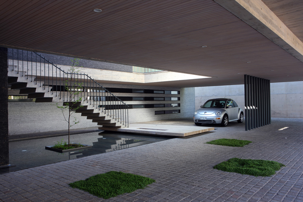 House 2 / Eduardo Berlin Razmilic