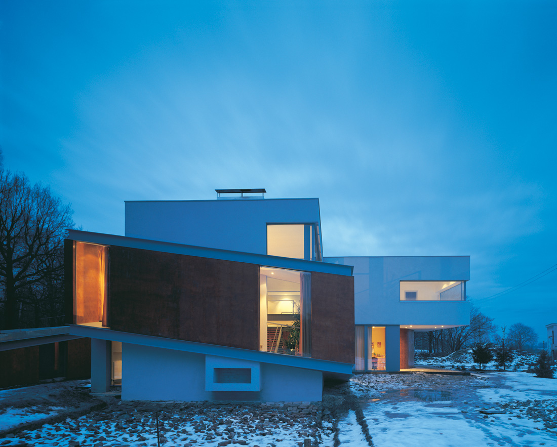 1953538932_06-night-view-2-broken-house 1953538932_06-night-view-2-broken-house