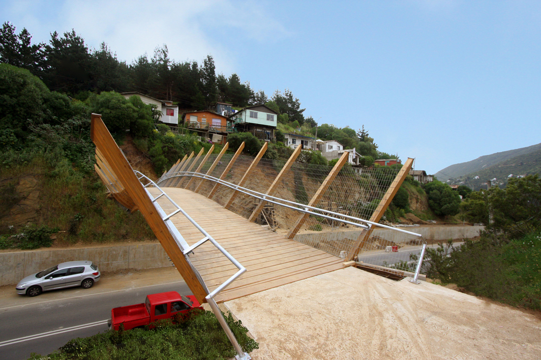 Pedestrian Bridge in Zapallar / Enrique Browne