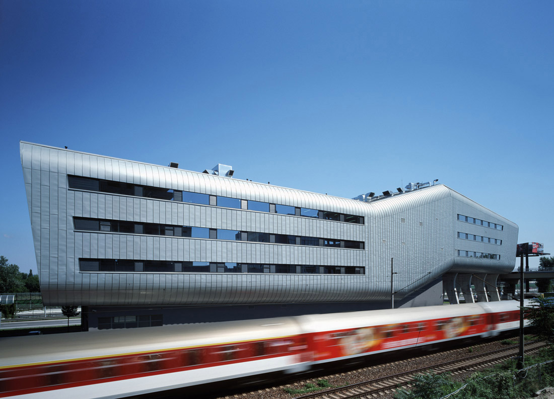 RELAXX sport and leisure center / AK2