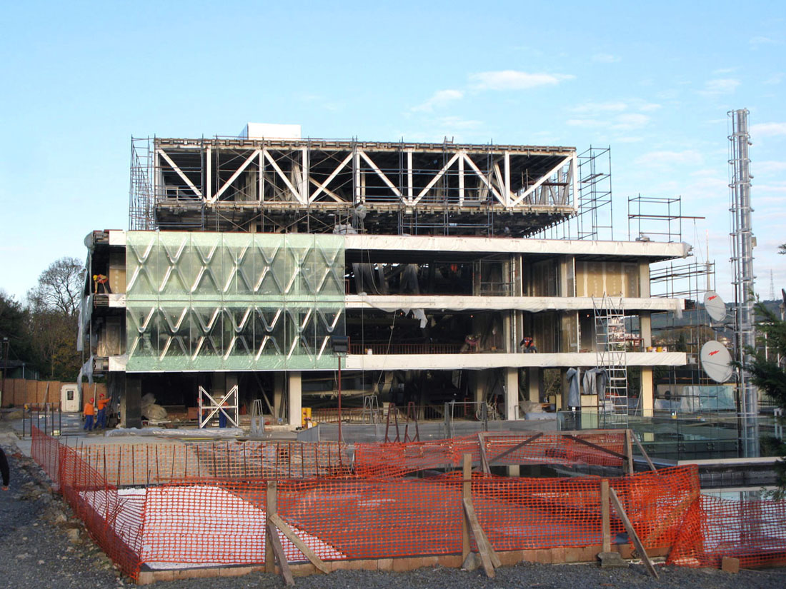 951406257_vakko-facade-installation-rex 951406257_vakko-facade-installation-rex