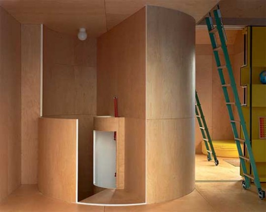 CHIDREN\'S STAIRWAY