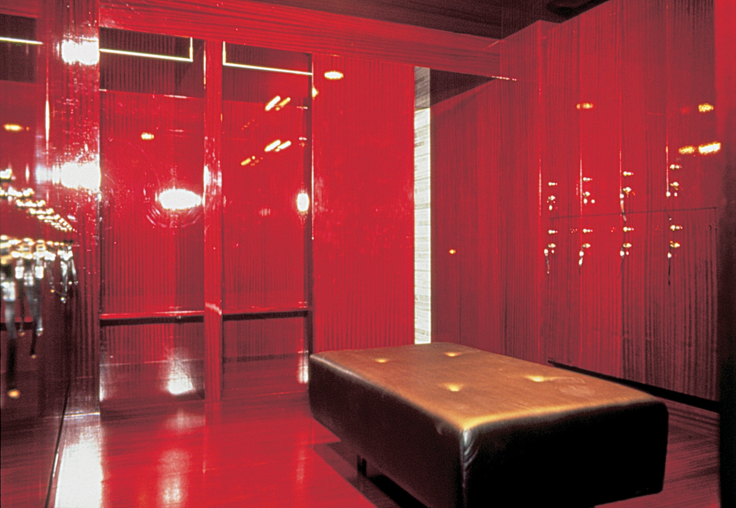 1995876804_change-room CHANGE ROOM