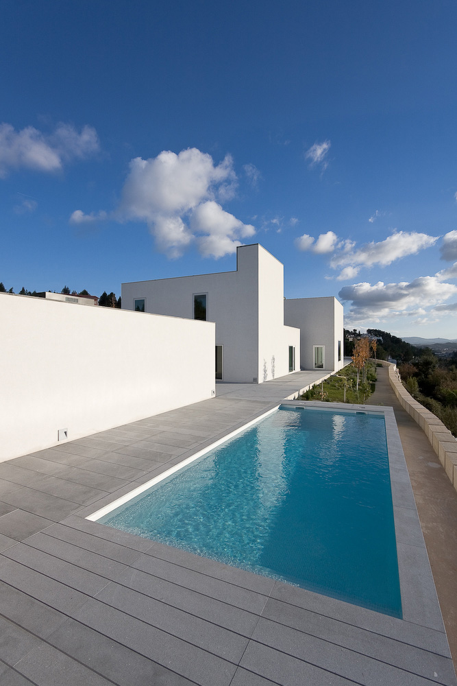 House in Pousos / Ricardo Bak Gordon