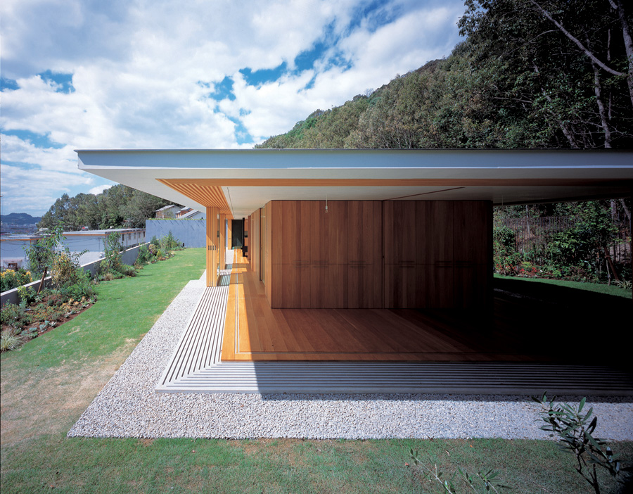 Floating Roof House / Tezuka Architects