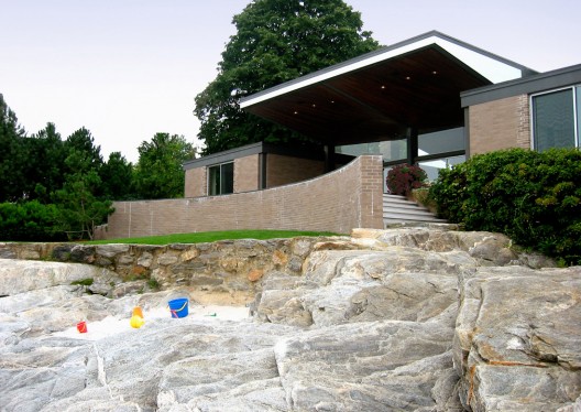 1344353356_exterior-at-beach
