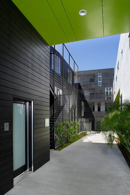 1606115557_loha-ha-lawrence-anderson-courtyard-from-main 1606115557_loha-ha-lawrence-anderson-courtyard-from-main