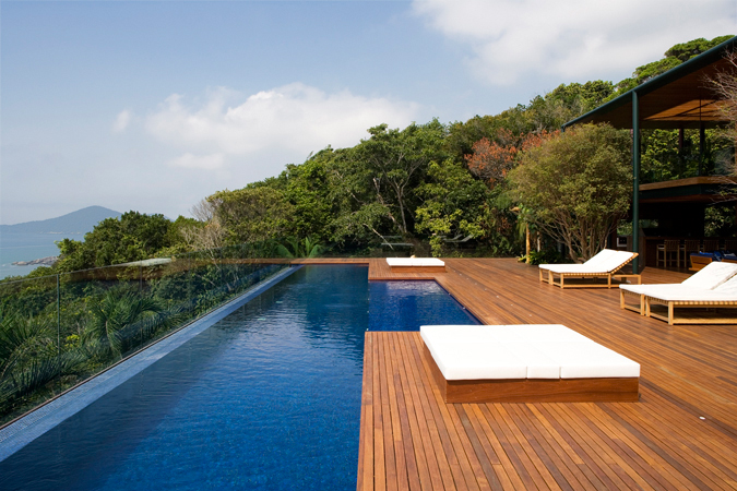 Guarujá House / Bernardes Jacobsen