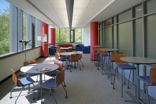 2093331696_observation-stations-in-lounge