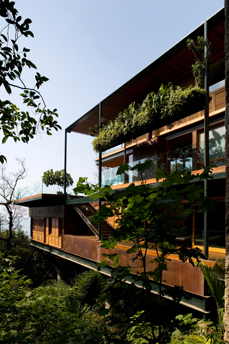 Guarujá House / Bernardes Jacobsen