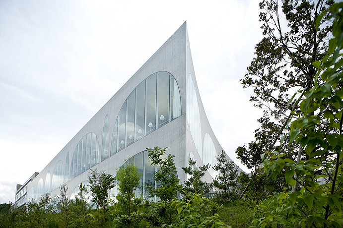 Tama Art University Library / Toyo Ito by Iwan Baan