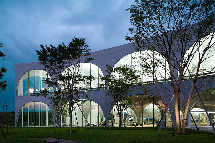 Tama Art University Library / Toyo Ito by Iwan Baan
