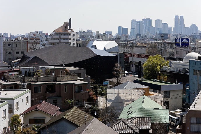 Za Koenji Public Theatre / Toyo Ito by Iwan Baan