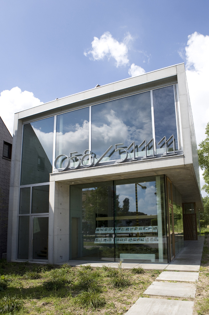 Office with upstairs apartment in Oostduinkerke / BURO II & Alph’
