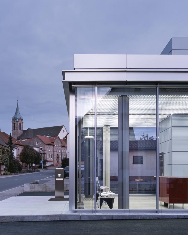 05-glass-corner-with-village-context 05-glass-corner-with-village-context