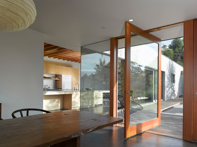 Hidden House / Standard