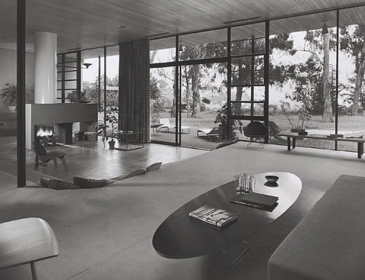 Case Study House #9 / Entenza House, 1950 Pacific Palisades, CA / Eames & Saarinen, architects  © Julius Schulman