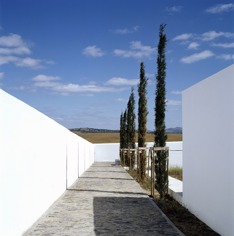 01_dn_cemetery_entrance-chamber-2 © Dora Nogueira