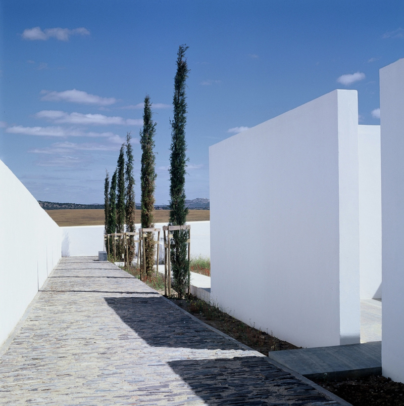 02_dn_cemetery_entrance-chamber-1 © Dora Nogueira