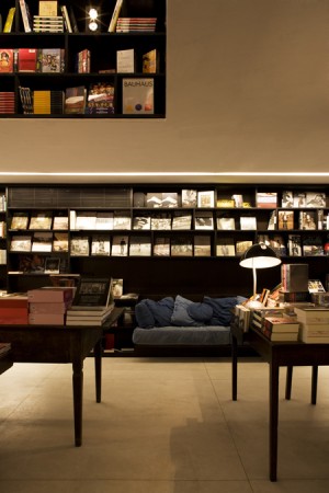 Tables and bookshelf in background Tables and bookshelf in background © Leonardo Finotti