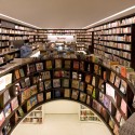 05811_070323_023d Room surrounded with bookshelfs on the ground Floor and underground © Leonardo Finotti