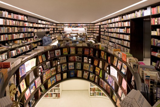 05811_070323_023d Room surrounded with bookshelfs on the ground Floor and underground © Leonardo Finotti