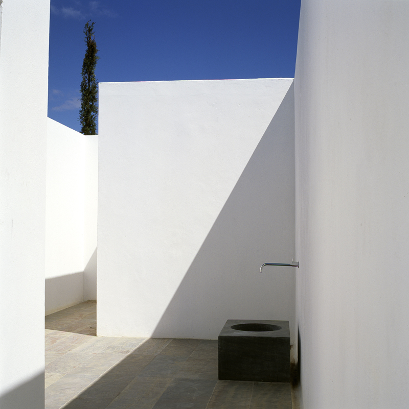 06_dn_cemetery_services-patio © Dora Nogueira