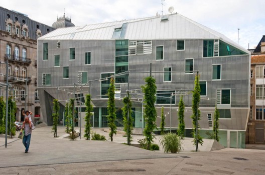 Galician Architects Central Office in Vigo / Irisarri + Piñera