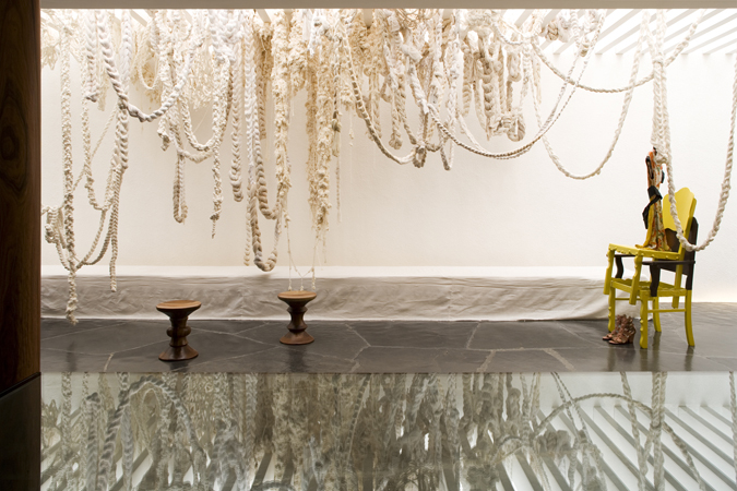 Linear bench above the cord instalation © Leonardo Finotti Linear bench above the cord instalation © Leonardo Finotti