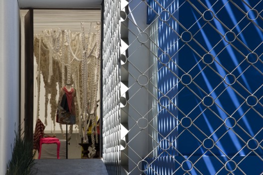 Front door on the left; steel estructure detail on the right © Leonardo Finotti Front door on the left; steel estructure detail on the right © Leonardo Finotti