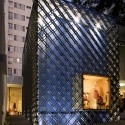 Southeast night view; entrance on left © Leonardo Finotti Southeast night view; entrance on left © Leonardo Finotti