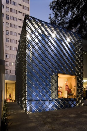 Southeast night view; entrance on left © Leonardo Finotti Southeast night view; entrance on left © Leonardo Finotti