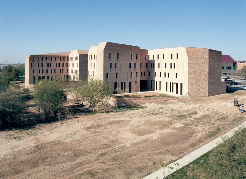 St Edward’s University New Residence and Dining Hall / Alejandro Aravena